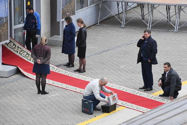 Монтаж красной ковровой дорожки на железнодорожном вокзале Владивостока, куда прибудет поезд председателя КНДР Ким Чен Ына