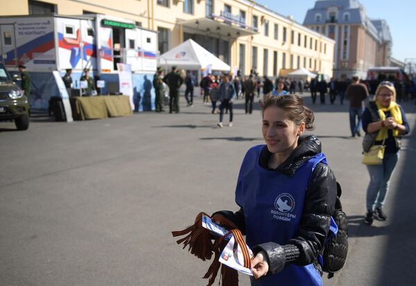 Волонтер раздает георгиевские ленточки в Санкт-Петербурге в рамках ежегодной акции Георгиевская ленточка, посвященной 74-й годовщине Победы в Великой Отечественной войне Волонтер раздает георгиевские ленточки в Санкт-Петербурге в рамках ежегодной акции Георгиевская ленточка, посвященной 74-й годовщине Победы в Великой Отечественной войне