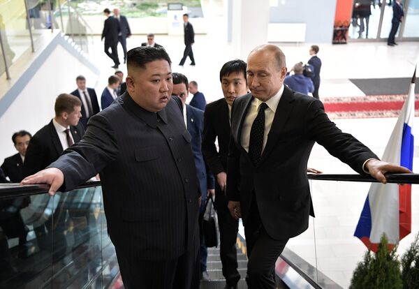 Владимир Путин и председатель Госсовета Корейской Народно-Демократической Республики Ким Чен Ын во время встречи в кампусе ДВФУ во Владивостоке. 25 апреля 2019