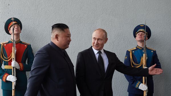 Президент РФ Владимир Путин и председатель Госсовета Корейской Народно-Демократической Республики Ким Чен Ын (второй слева) во время официальной церемонии встречи Президент РФ Владимир Путин и председатель Госсовета Корейской Народно-Демократической Республики Ким Чен Ын (второй слева) во время официальной церемонии встречи