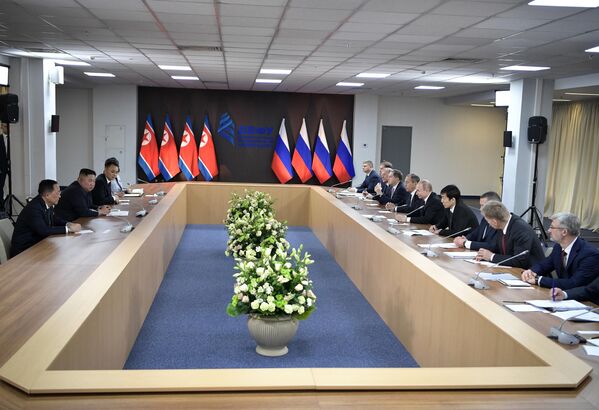 Президент РФ Владимир Путин и председатель Госсовета Корейской Народно-Демократической Республики Ким Чен Ын (второй слева) во время российско-корейских переговоров в широком составе Президент РФ Владимир Путин и председатель Госсовета Корейской Народно-Демократической Республики Ким Чен Ын (второй слева) во время российско-корейских переговоров в широком составе