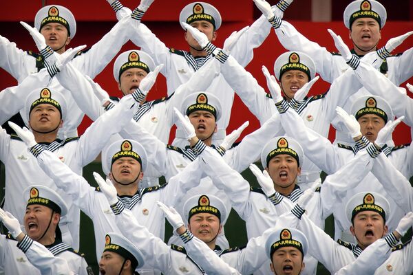 Хор НОАК выступает во время военно-морского парада в Циндао по случаю празднования 70-й годовщины ВМС НОАК