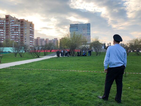 Сотрудники оперативных служб на месте обнаружения тел двух мужчин у станции метро Новые Черемушки Сотрудники оперативных служб на месте обнаружения тел двух мужчин у станции метро Новые Черемушки