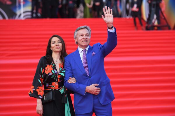 Член комитета Совета Федерации РФ по обороне и безопасности Алексей Пушков с супругой Ниной во время церемонии закрытия 41-го ММКФ в Москве Член комитета Совета Федерации РФ по обороне и безопасности Алексей Пушков с супругой Ниной во время церемонии закрытия 41-го ММКФ в Москве