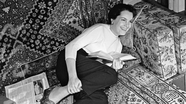 Актриса театра и кино Элина Быстрицкая у себя дома Актриса театра и кино Элина Быстрицкая у себя дома