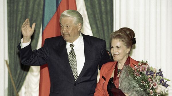 Президент РФ Борис Ельцин и актриса Элина Быстрицкая на церемонии вручения государственных наград в Кремле Президент РФ Борис Ельцин и актриса Элина Быстрицкая на церемонии вручения государственных наград в Кремле