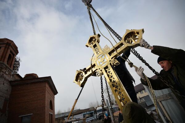 Установка крестов на купол Успенского собора в Екатеринбурге Установка крестов на купол Успенского собора в Екатеринбурге