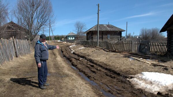 Василий Ярков рядом с дорогой в деревне Пруддор Кудымкарского района Пермского края Василий Ярков рядом с дорогой в деревне Пруддор Кудымкарского района Пермского края