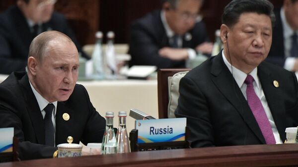 Президент РФ Владимир Путин и председатель КНР Си Цзиньпин на церемонии официальной встречи глав делегаций стран-участников второго форума международного сотрудничества Один пояс - один путь в Пекине. 27 апреля 2019 Президент РФ Владимир Путин и председатель КНР Си Цзиньпин на церемонии официальной встречи глав делегаций стран-участников второго форума международного сотрудничества Один пояс - один путь в Пекине. 27 апреля 2019
