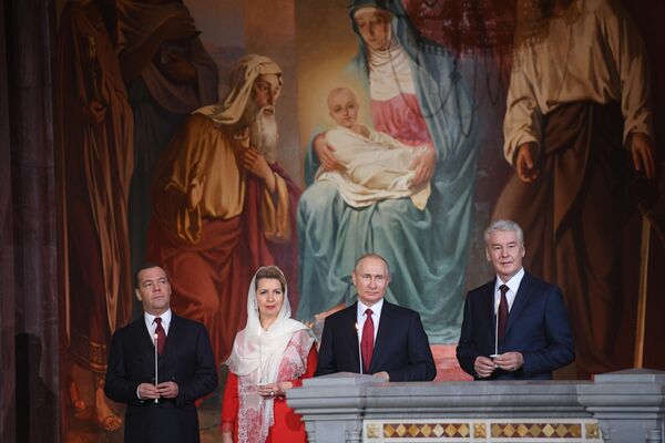 Президент России Владимир Путин, председатель правительства Дмитрий Медведев, его супруга Светлана Медведева и мэр Москвы Сергей Собянин на праздничном пасхальном богослужении в храме Христа Спасителя. 28 апреля 2019 Президент России Владимир Путин, председатель правительства Дмитрий Медведев, его супруга Светлана Медведева и мэр Москвы Сергей Собянин на праздничном пасхальном богослужении в храме Христа Спасителя. 28 апреля 2019