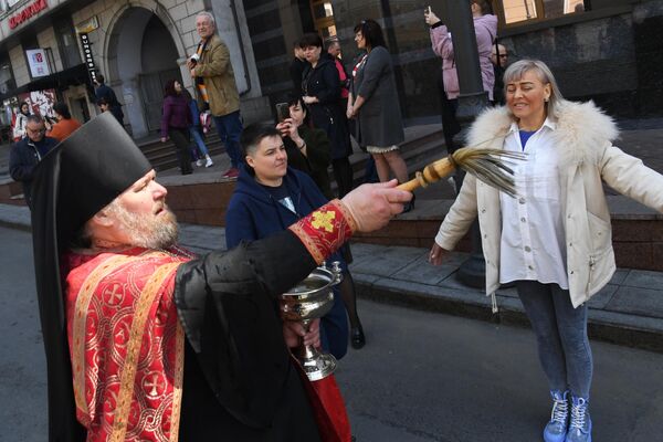 Священник на Пасху