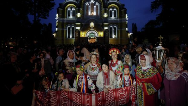 Прихожане новой церкви Украины возле Владимирского собора в Киеве Прихожане новой церкви Украины возле Владимирского собора в Киеве