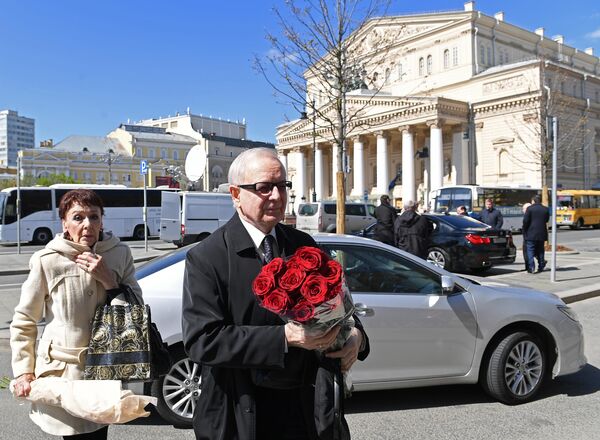 Актёр Валерий Бабятинский у здания Малого театра, где проходит церемония прощания с актрисой Элиной Быстрицкой Актёр Валерий Бабятинский у здания Малого театра, где проходит церемония прощания с актрисой Элиной Быстрицкой