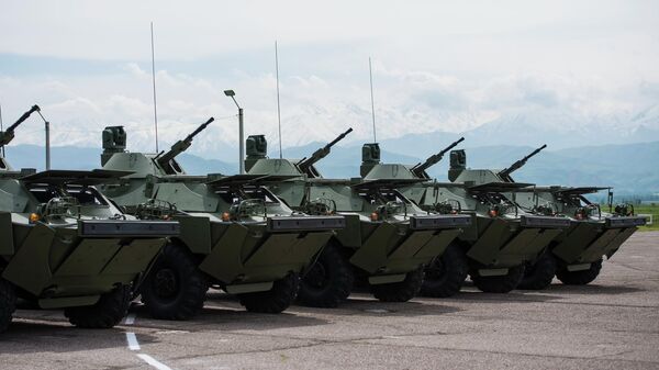 Бронированные разведывательно-дозорные машины (БРДМ-2), переданные Киргизии, на территории авиабазы Кант Бронированные разведывательно-дозорные машины (БРДМ-2), переданные Киргизии, на территории авиабазы Кант