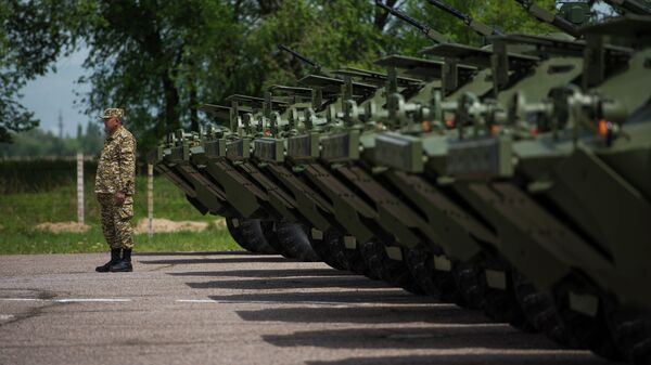 На российской базе в Киргизии прошло шествие в честь Дня Победы