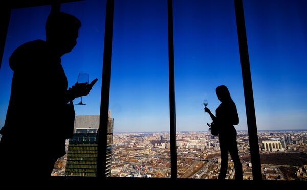 Посетители смотровой площадки PANORAMA360, расположенной на 89-м этаже башни Федерации международного делового центра Москва-Сити Посетители смотровой площадки PANORAMA360, расположенной на 89-м этаже башни Федерации международного делового центра Москва-Сити
