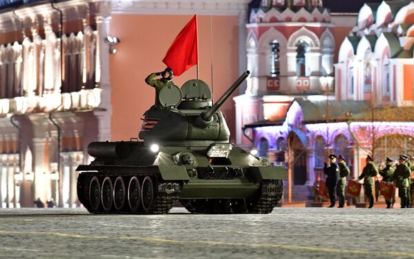Танк Т-34-85 на репетиции военного парада на Красной площади Танк Т-34-85 на репетиции военного парада на Красной площади