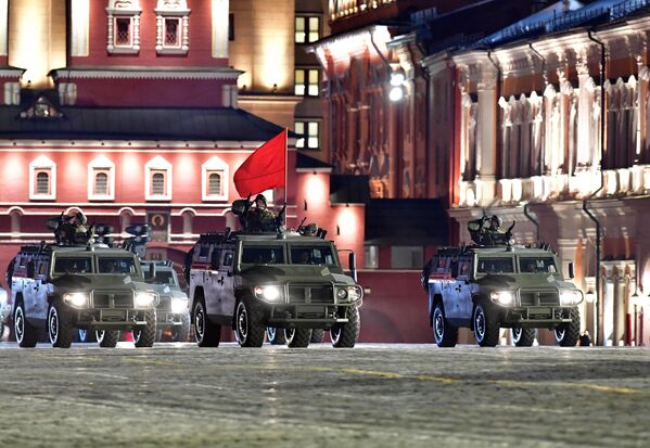 Автомобили Тигр-М на репетиции военного парада на Красной площади Автомобили Тигр-М на репетиции военного парада на Красной площади