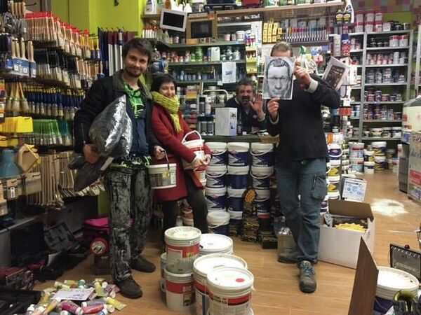 В магазине стройматериалов Сергей с женой обменивают краски на портрет В магазине стройматериалов Сергей с женой обменивают краски на портрет
