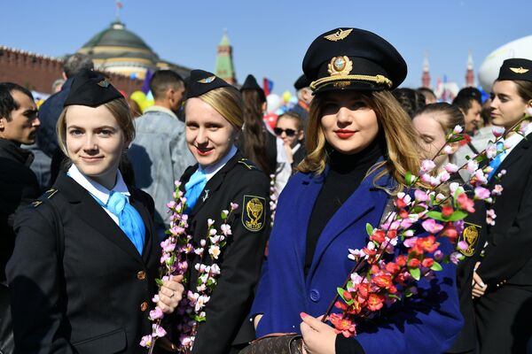 Участницы первомайской демонстрации на Красной площади Участницы первомайской демонстрации на Красной площади