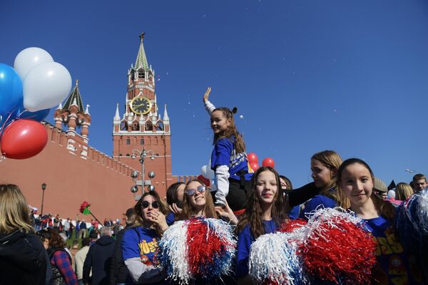 Участники первомайской демонстрации на Красной площади Участники первомайской демонстрации на Красной площади