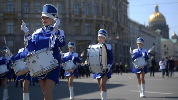 Участники первомайской демонстрации в День международной солидарности трудящихся в Санкт-Петербурге Участники первомайской демонстрации в День международной солидарности трудящихся в Санкт-Петербурге