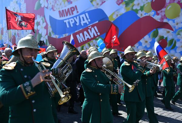 Участники первомайской демонстрации на Красной площади Участники первомайской демонстрации на Красной площади
