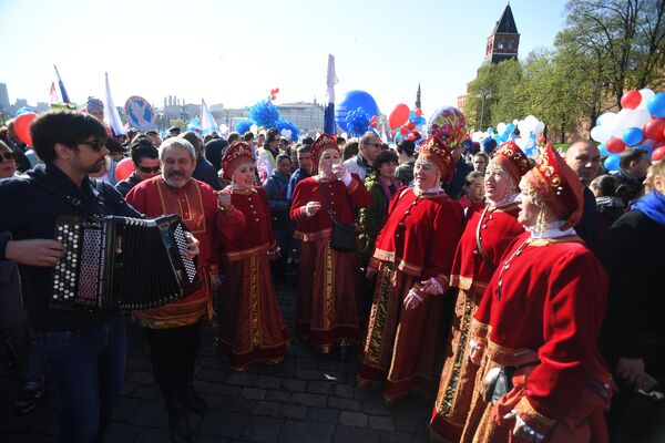 Участники первомайской демонстрации на Красной площади Участники первомайской демонстрации на Красной площади