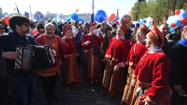 Участники первомайской демонстрации на Красной площади Участники первомайской демонстрации на Красной площади