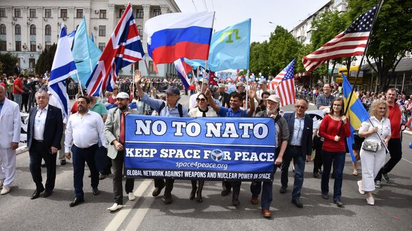 Представители зарубежных стран несут транспарант с надписью Нет НАТО во время первомайского шествия в Симферополе Представители зарубежных стран несут транспарант с надписью Нет НАТО во время первомайского шествия в Симферополе