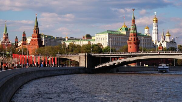 Большой Каменный мост через Москву-реку и Московский Кремль.