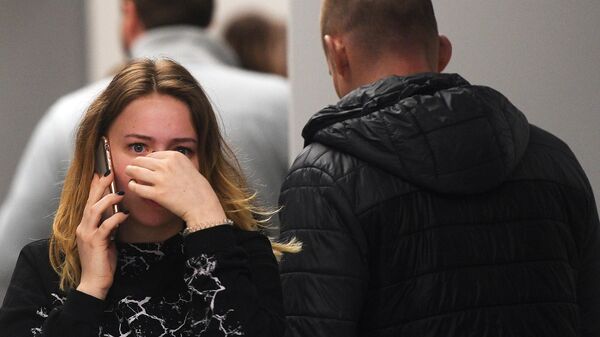 Люди возле комнаты психологической помощи, организованной для родственников и пассажиров самолета авиакомпании Аэрофлот Superjet 100, следовавшего рейсом Москва - Мурманск, в аэропорту Шереметьево