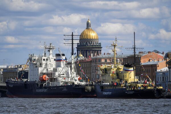 Ледокол Мудьюг и ледокол Иван Крузенштерн (слева направо) во время VI фестиваля ледоколов в Санкт-Петербурге Ледокол Мудьюг и ледокол Иван Крузенштерн (слева направо) во время VI фестиваля ледоколов в Санкт-Петербурге