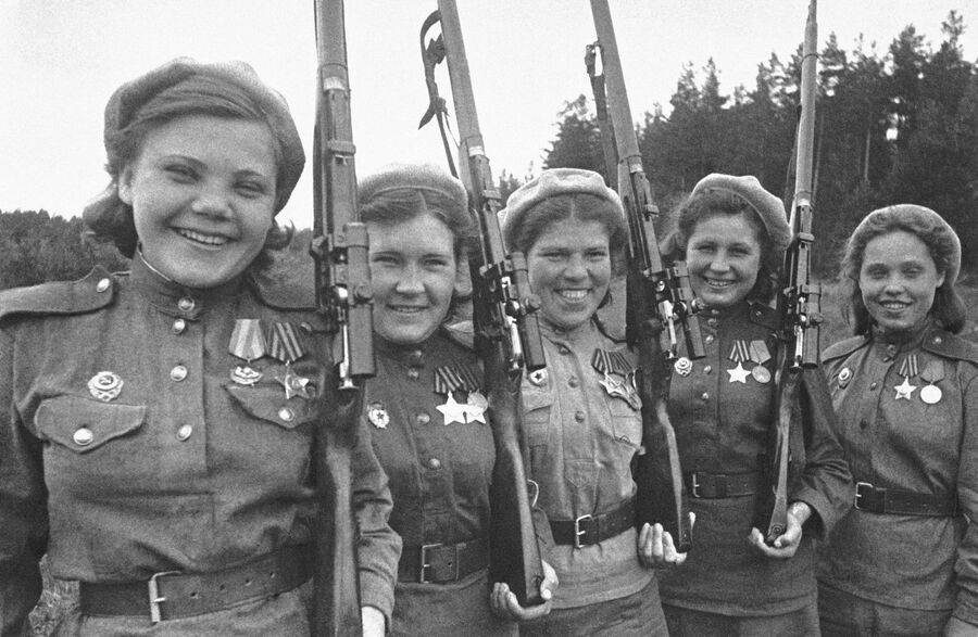 Кавалеры орденов Славы снайперы Нина Лобковская, Люба Макарова, Шура Виноградова, Юля Белоусова и Аня Носова.
2-й Прибалтийский фронт Кавалеры орденов Славы снайперы Нина Лобковская, Люба Макарова, Шура Виноградова, Юля Белоусова и Аня Носова.
2-й Прибалтийский фронт