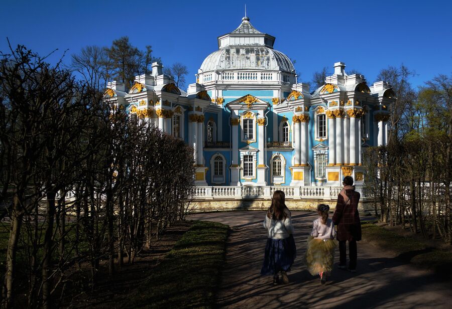Посетители у павильона “Эрмитаж” в Екатерининском парке музея-заповедника Царское село Посетители у павильона “Эрмитаж” в Екатерининском парке музея-заповедника Царское село