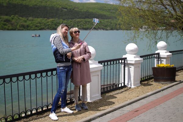 Отдыхающие на набережной озера Абрау в Краснодарском крае Отдыхающие на набережной озера Абрау в Краснодарском крае