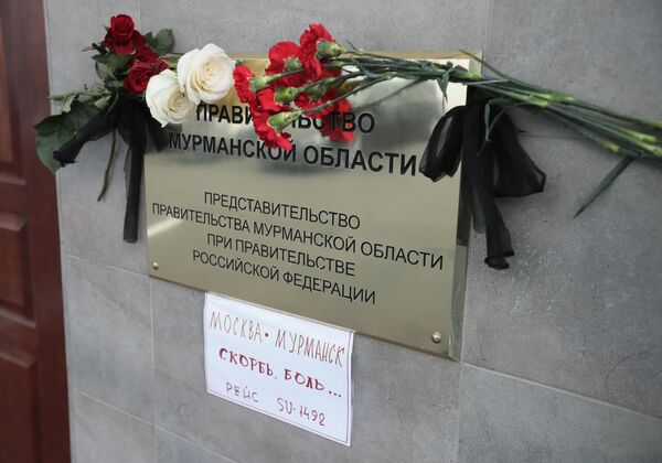Цветы у здания представительства правительства Мурманской области при правительстве РФ в Москве в память о погибших на борту самолета компании Аэрофлот Sukhoi Superjet-100 в аэропорту Шереметьево