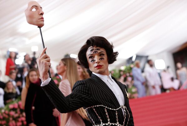 Актер Эзра Миллер на благотворительном балу Института костюма Met Gala 2019 в Нью-Йорке Актер Эзра Миллер на благотворительном балу Института костюма Met Gala 2019 в Нью-Йорке