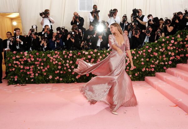 Модель Жизель Бундхен на благотворительном балу Института костюма Met Gala 2019 в Нью-Йорке Модель Жизель Бундхен на благотворительном балу Института костюма Met Gala 2019 в Нью-Йорке