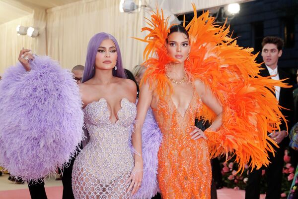 Кайли и Кендалл Дженнер на благотворительном балу Института костюма Met Gala 2019 в Нью-Йорке Кайли и Кендалл Дженнер на благотворительном балу Института костюма Met Gala 2019 в Нью-Йорке