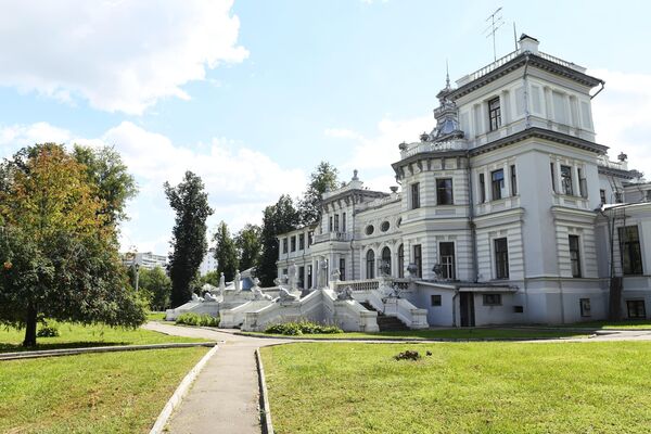 Здание усадьбы Грачевка в Грачевском парке в Москве Здание усадьбы Грачевка в Грачевском парке в Москве