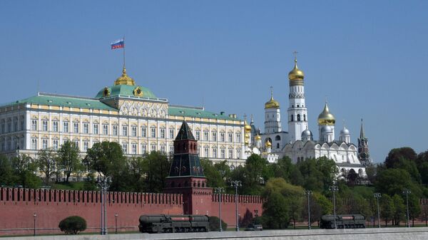Самолет-заправщик Ил-78, стратегический бомбардировщик-ракетоносец Ту-95МС и автономные пусковые установки ПГРК Ярс на генеральной репетиции военного парада на Красной площади Самолет-заправщик Ил-78, стратегический бомбардировщик-ракетоносец Ту-95МС и автономные пусковые установки ПГРК Ярс на генеральной репетиции военного парада на Красной площади