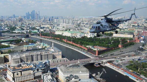 Многоцелевой вертолет Ми-8 над Москвой во время генеральной репетиции военного парада Многоцелевой вертолет Ми-8 над Москвой во время генеральной репетиции военного парада