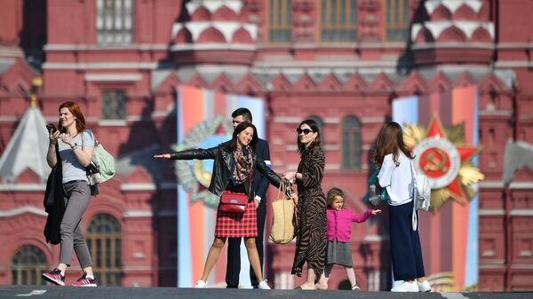 Зрители перед началом генеральной репетиции военного парада на Красной площади Зрители перед началом генеральной репетиции военного парада на Красной площади
