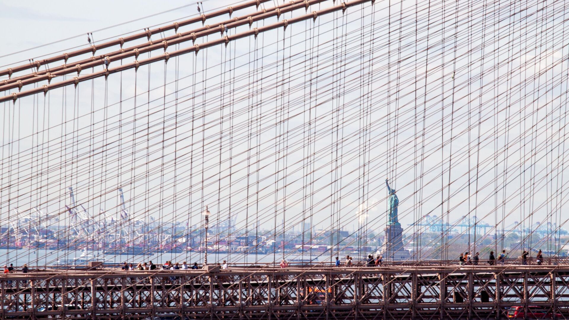 Вид на Стасую Свободы сквозь Бруклинский мост в Нью-Йорке - РИА Новости, 1920, 08.05.2021