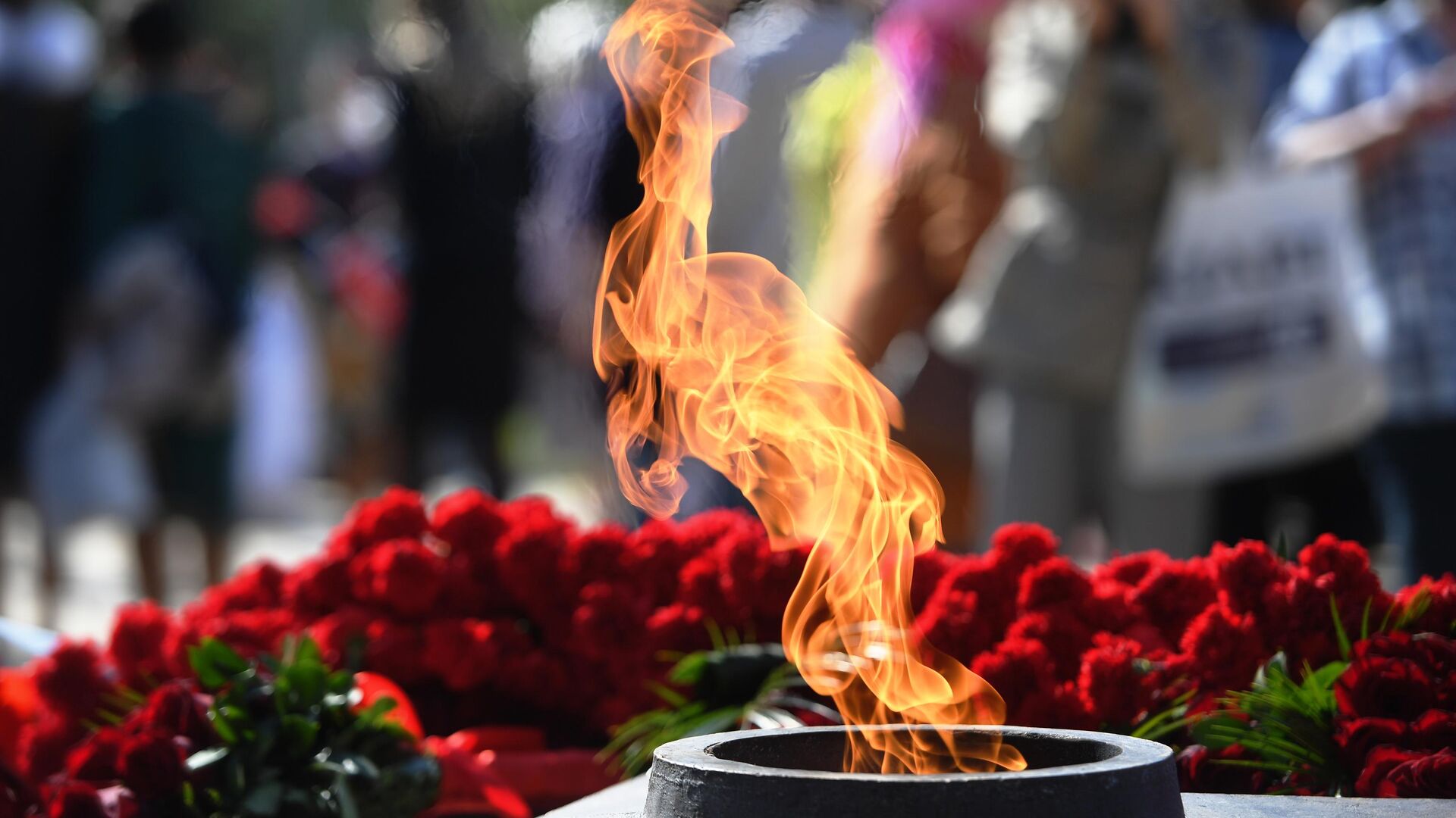 В Коми подростки сожгли траурный венок на Вечном огне