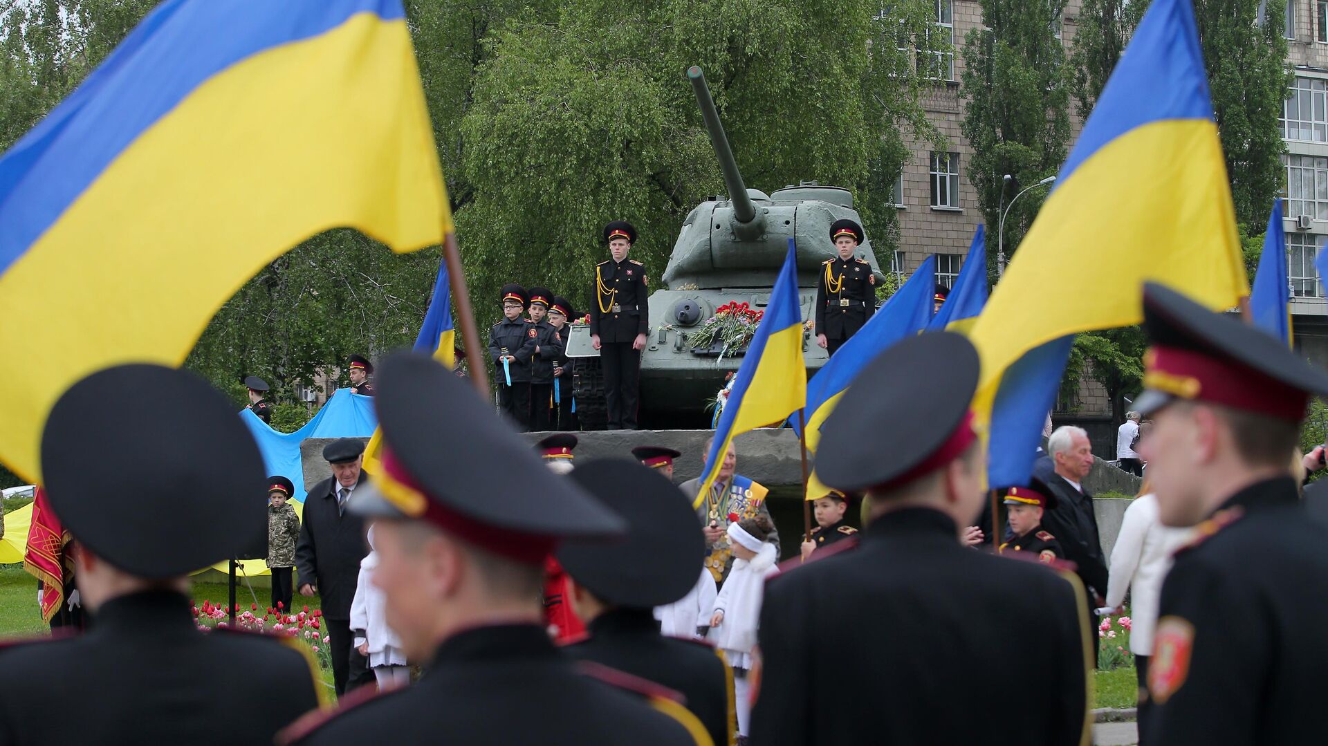 Церемония возложения цветов к памятнику Воинам-танкистам в Киеве по случаю Дня памяти и примирения, а также 74-ой годовщины победы над нацизмом во Второй мировой войне. 8 мая 2019 Церемония возложения цветов к памятнику Воинам-танкистам в Киеве по случаю Дня памяти и примирения, а также 74-ой годовщины победы над нацизмом во Второй мировой войне. 8 мая 2019 - РИА Новости, 1920, 08.05.2021