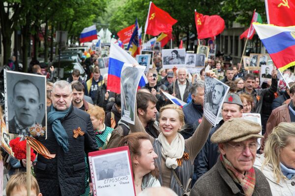 Участники акции Бессмертный полк на одной из улиц в Париже. 8 мая 2019 Участники акции Бессмертный полк на одной из улиц в Париже. 8 мая 2019