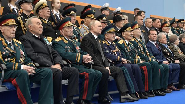 Президент России - верховный главнокомандующий вооруженными силами Владимир Путин и глава Совета безопасности Казахстана и председатель правящей партии Нур Отан Нурсултан Назарбаев на военном параде в честь 74-й годовщины Победы в ВОВ на Красной площади в Москве Президент России - верховный главнокомандующий вооруженными силами Владимир Путин и глава Совета безопасности Казахстана и председатель правящей партии Нур Отан Нурсултан Назарбаев на военном параде в честь 74-й годовщины Победы в ВОВ на Красной площади в Москве