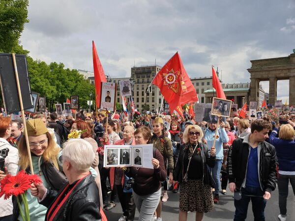 Участники акции памяти Бессмертный полк в Берлине. 9 мая 2019 Участники акции памяти Бессмертный полк в Берлине. 9 мая 2019